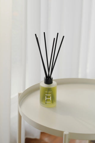 reed diffuser HMNS yang ditaruh diatas meja