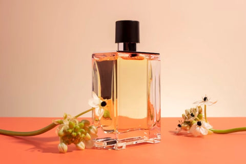 parfum di atas meja
