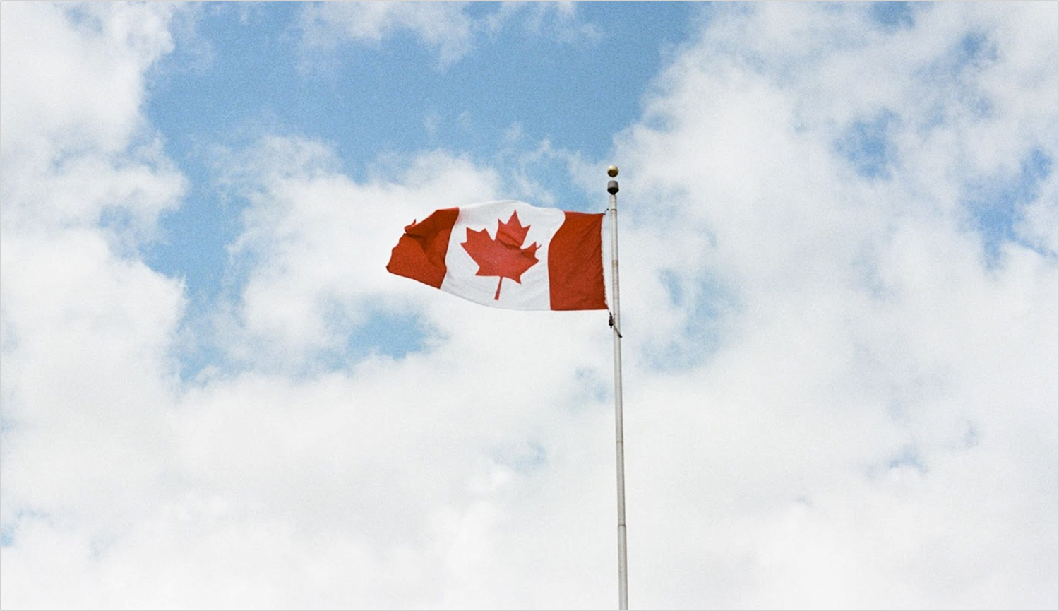 Drapeau du Canada dans le ciel