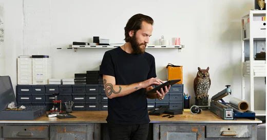 Photo d’un commerçant qui utilise le système Shopify PDV pour son activité de retail