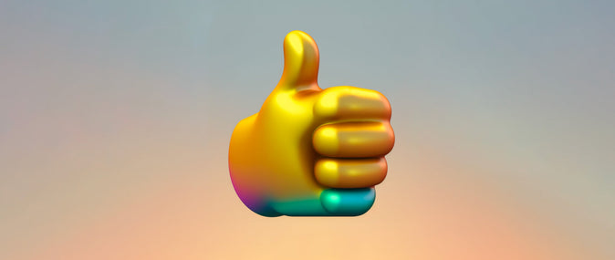 Un emoji pouce levé en 3D au graphisme métallique flotte comme un ballon sur un dégradé.