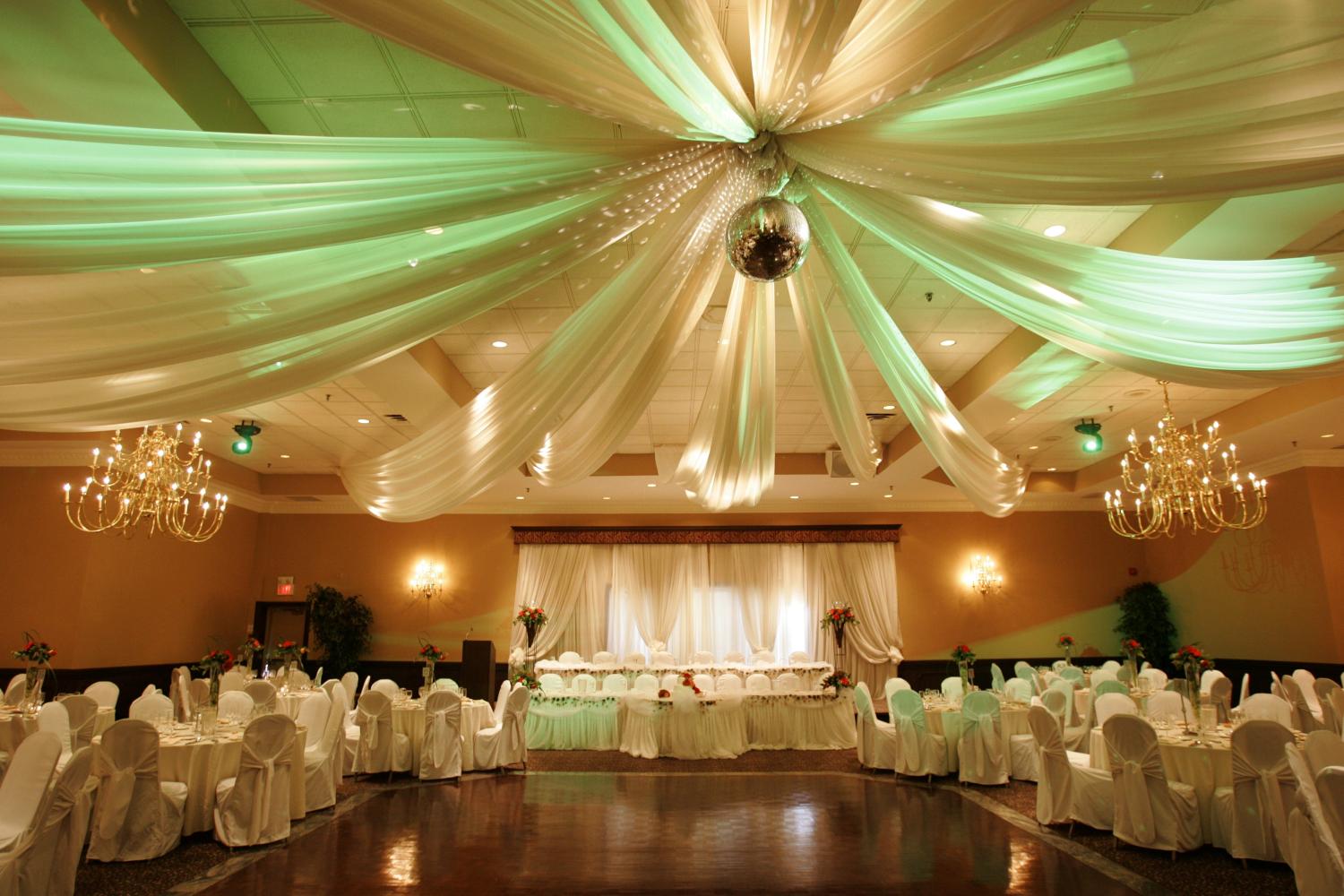 Photo d’une salle de bal somptueusement décorée avec une boule à facettes et des éclairages vert tendre au plafond