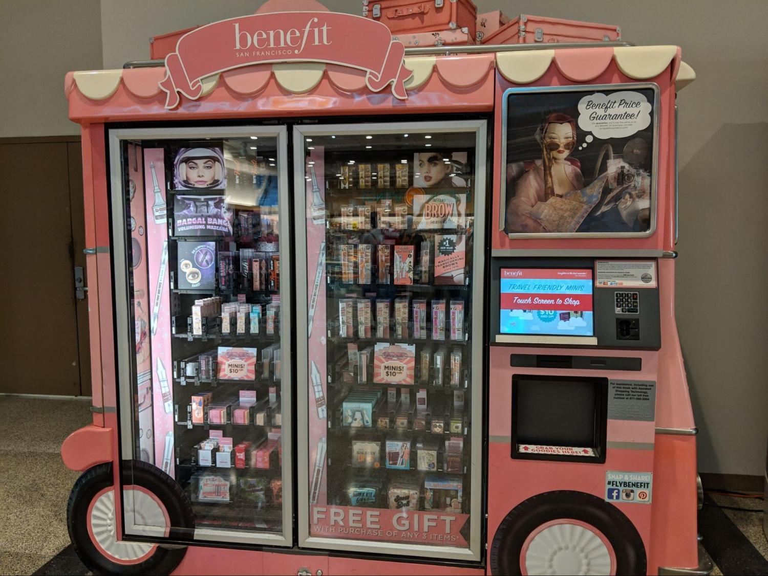 Photo d'un distributeur automatique Benefit vendant des produits de beauté