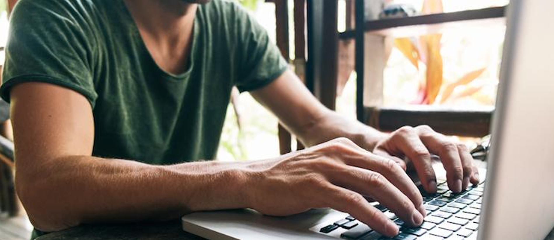 homme tape sur un clavier