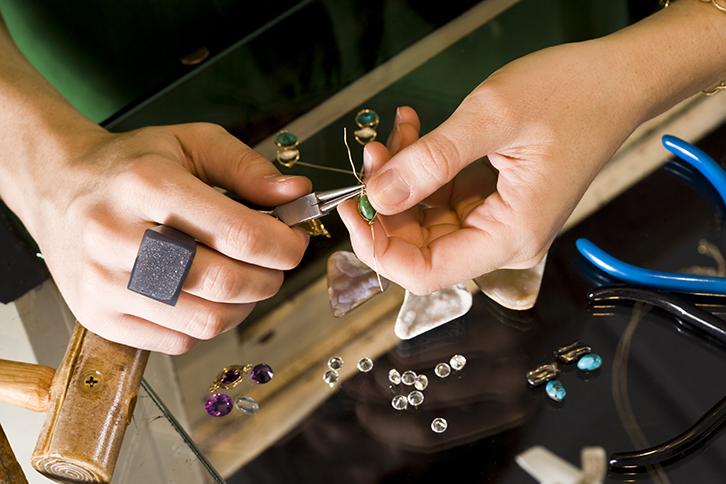 Fabriquer des bijoux à domicile et les vendre en ligne (2023