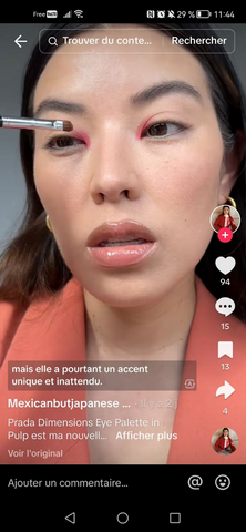 Une influenceuse poste une vidéo TikTok où elle présente les nouveaux produits de la gamme Prada Beauty