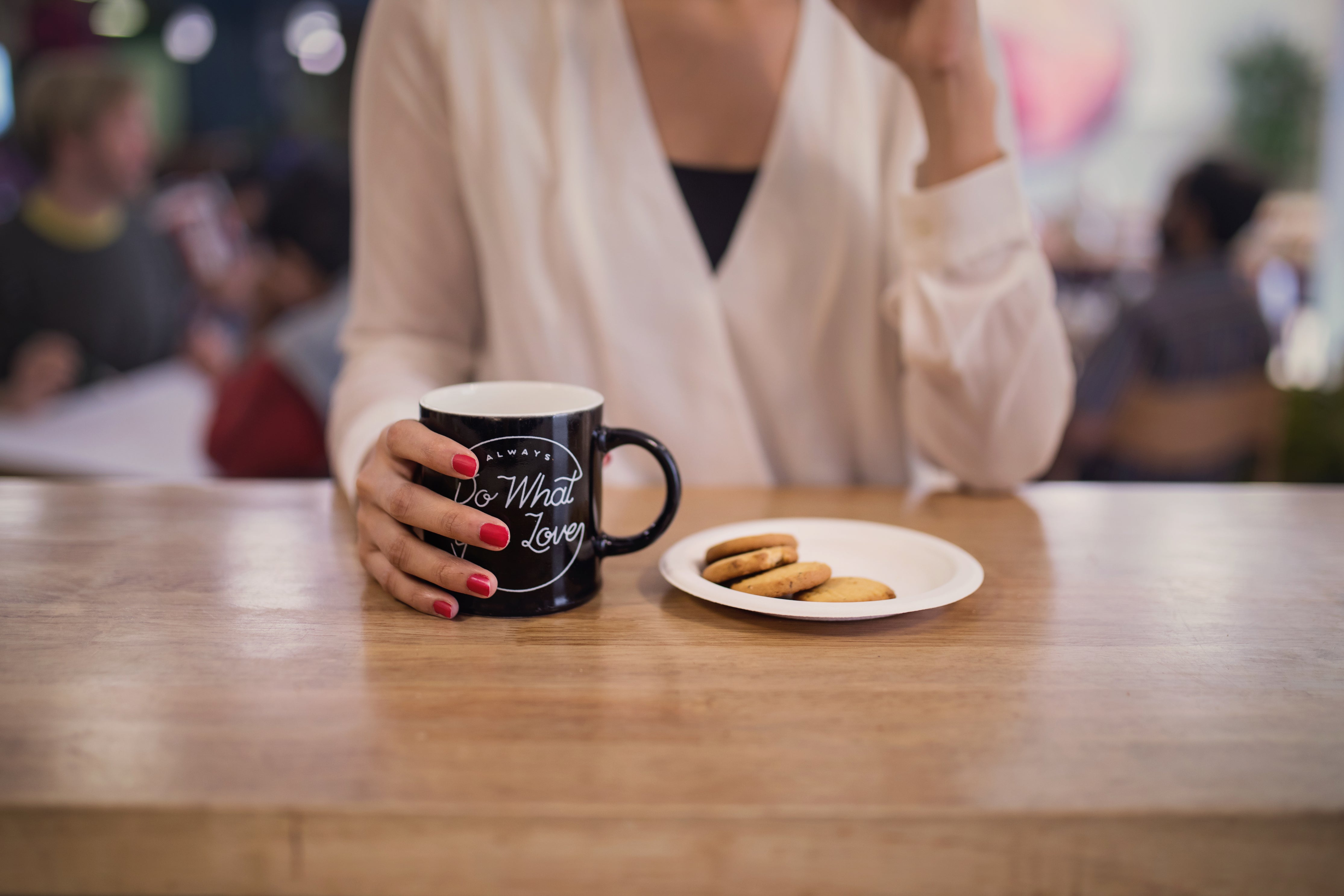 Jeune femme profitant d'une pause café