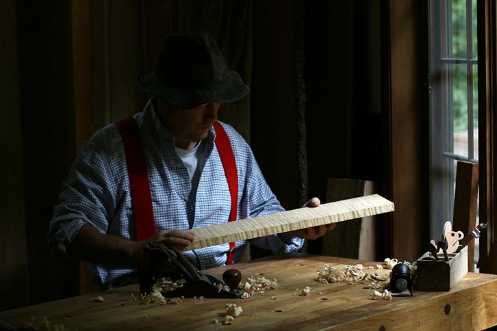 père travaillant le bois