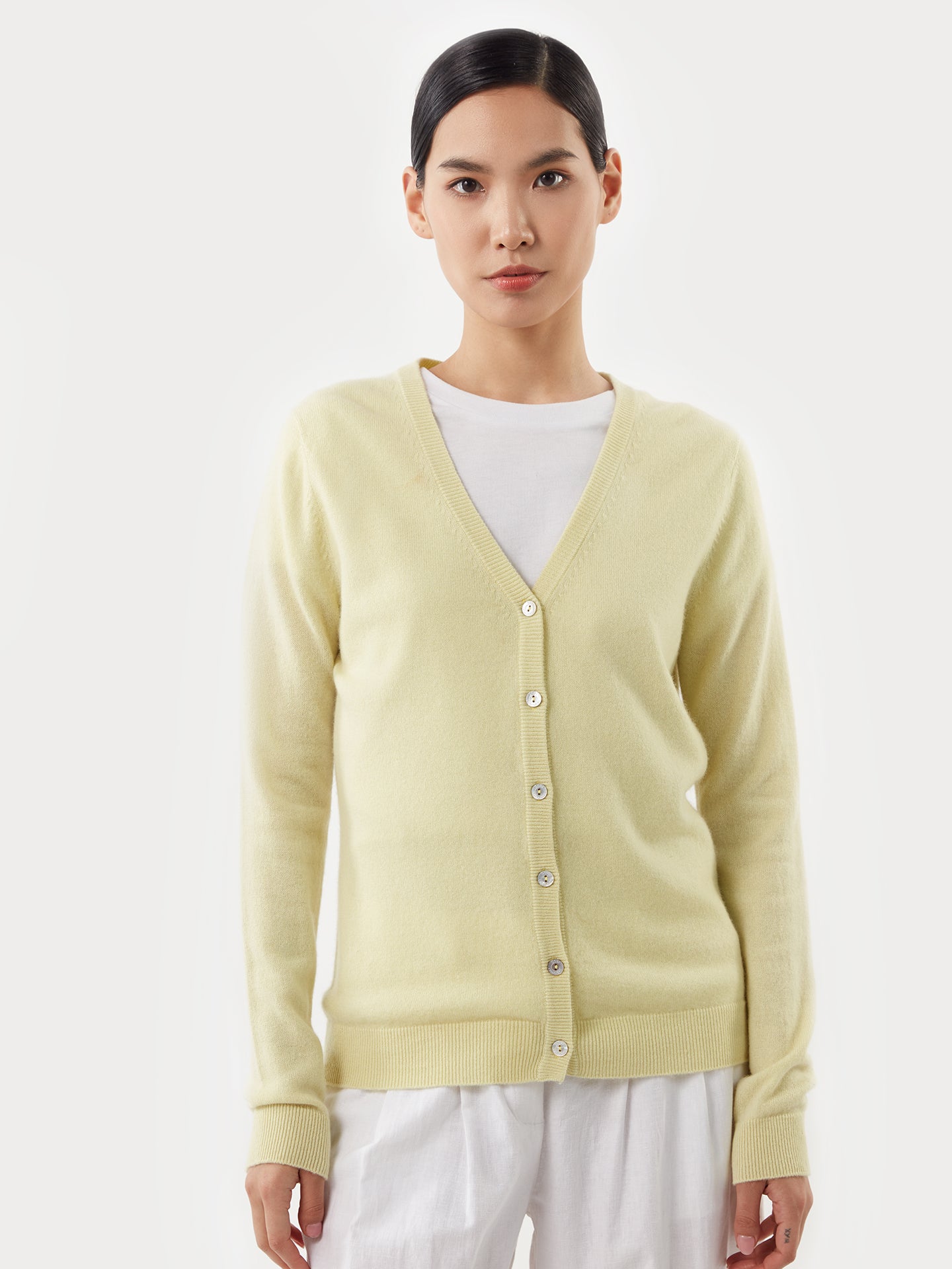 Damen Kaschmir V-Ausschnitt Strickjacke mit Knöpfen tender yellow - Gobi Cashmere