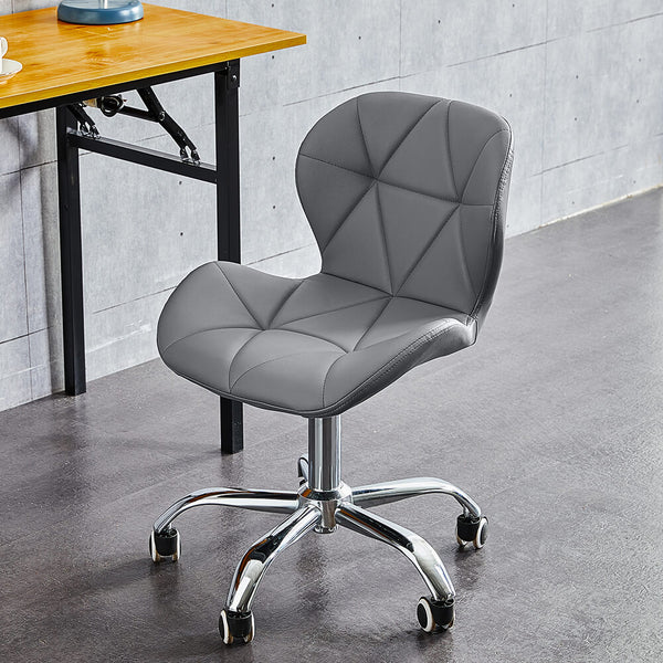 Graue, verstellbare Bürodrehstühle mit Rädern und verchromten Beinen | CLIPOP