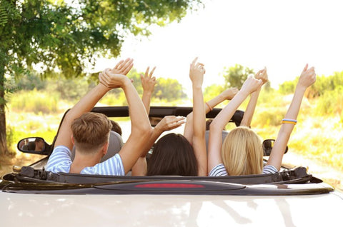 amis heureux en voiture