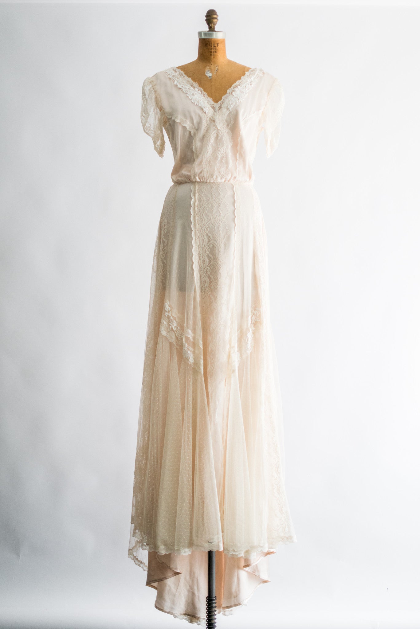 1970s Ivory/Shell Lace Cap Sleeves Trained Gown - M