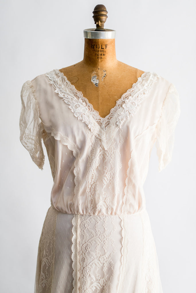 1970s Ivory/Shell Lace Cap Sleeves Trained Gown - M | G O S S A M E R