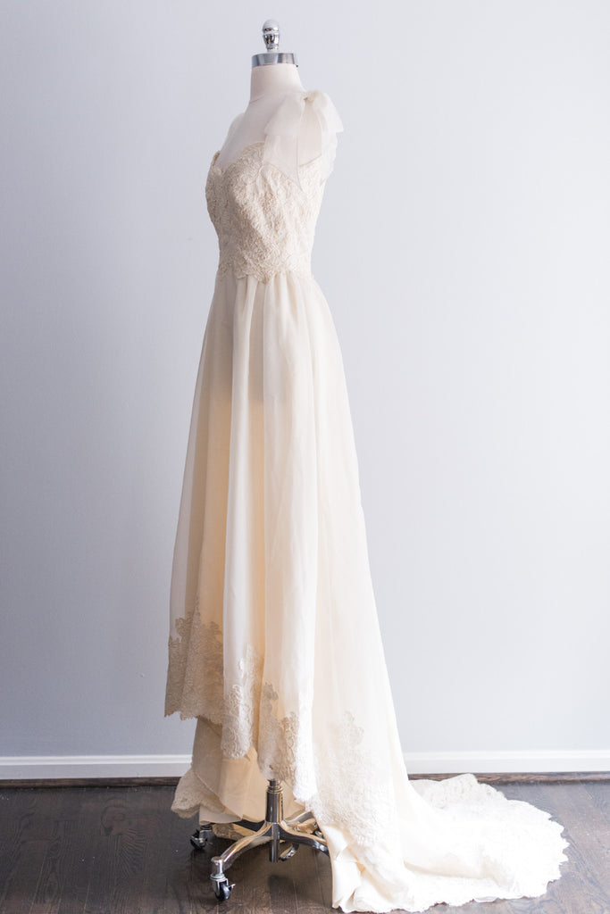 1980's Cream Alencon Lace and Organza Gown - XS/S | G O S S A M E R