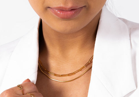 model with gold plated long link and flat link necklace