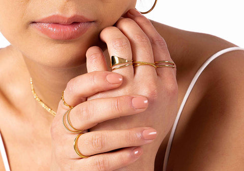 model with classic gold plated rings