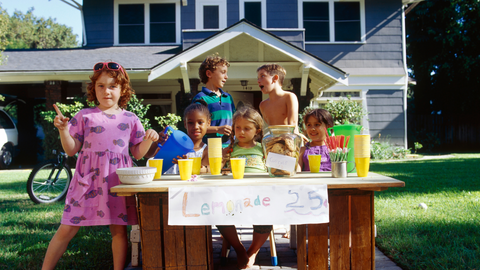 kids having a lemonade stand