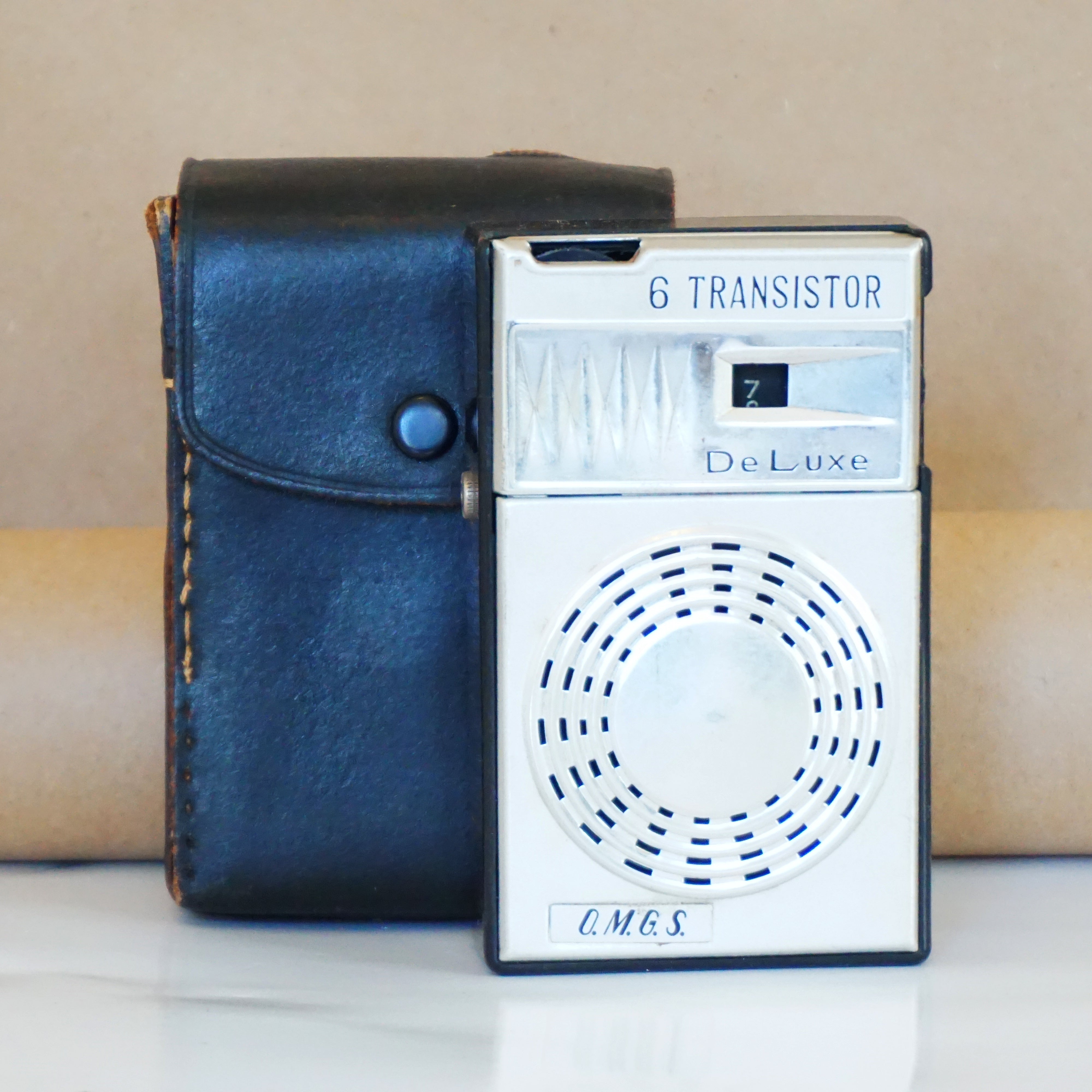 famélico tierra principal Agnes Gray Vintage DELUXE 6 Transistor O.M.G.S. Radio with Case. Made in Japan. H –  Sustainable Deco, Inc.