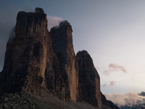 Julian Fuersinger dans les Dolomites en train d'escalader et d'observer les montagnes