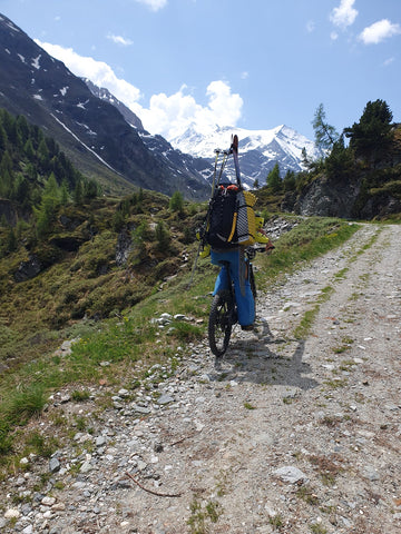 Nicolas Gendre with his bike in the Turtmanntal on his way to the Weisshorn