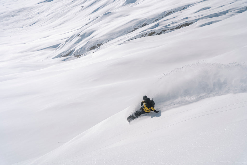 Levi Luggen dans la poudreuse à Blatten, Wallis