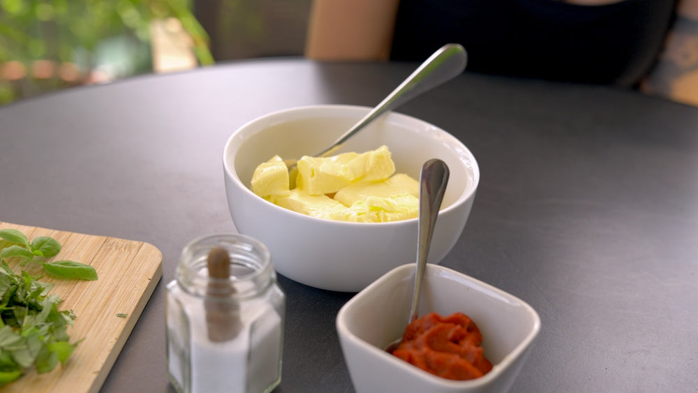 Zutaten für Tomatenbutter mit Basilikum