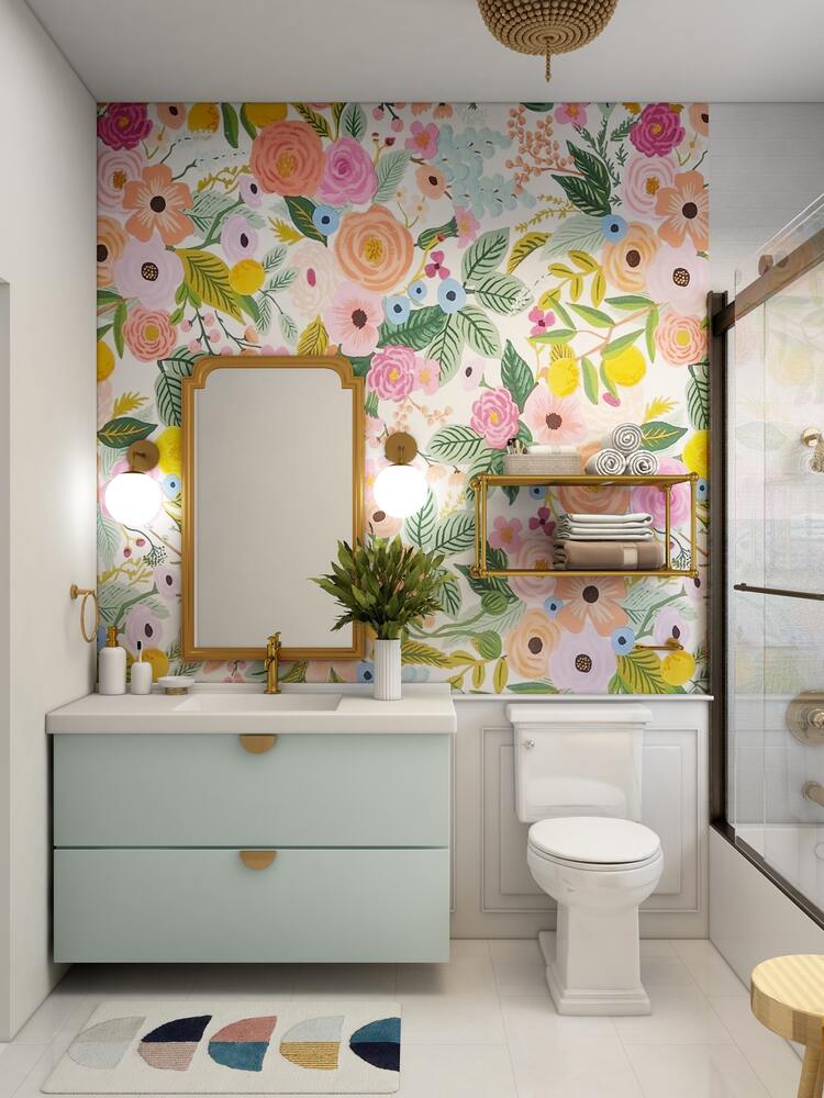 Toilette mit bunt gemusterter Blumentapete, viereckigem Spiegel, davor eine Kommode mit einem grünen Strauss oder einer Pflanze darauf
