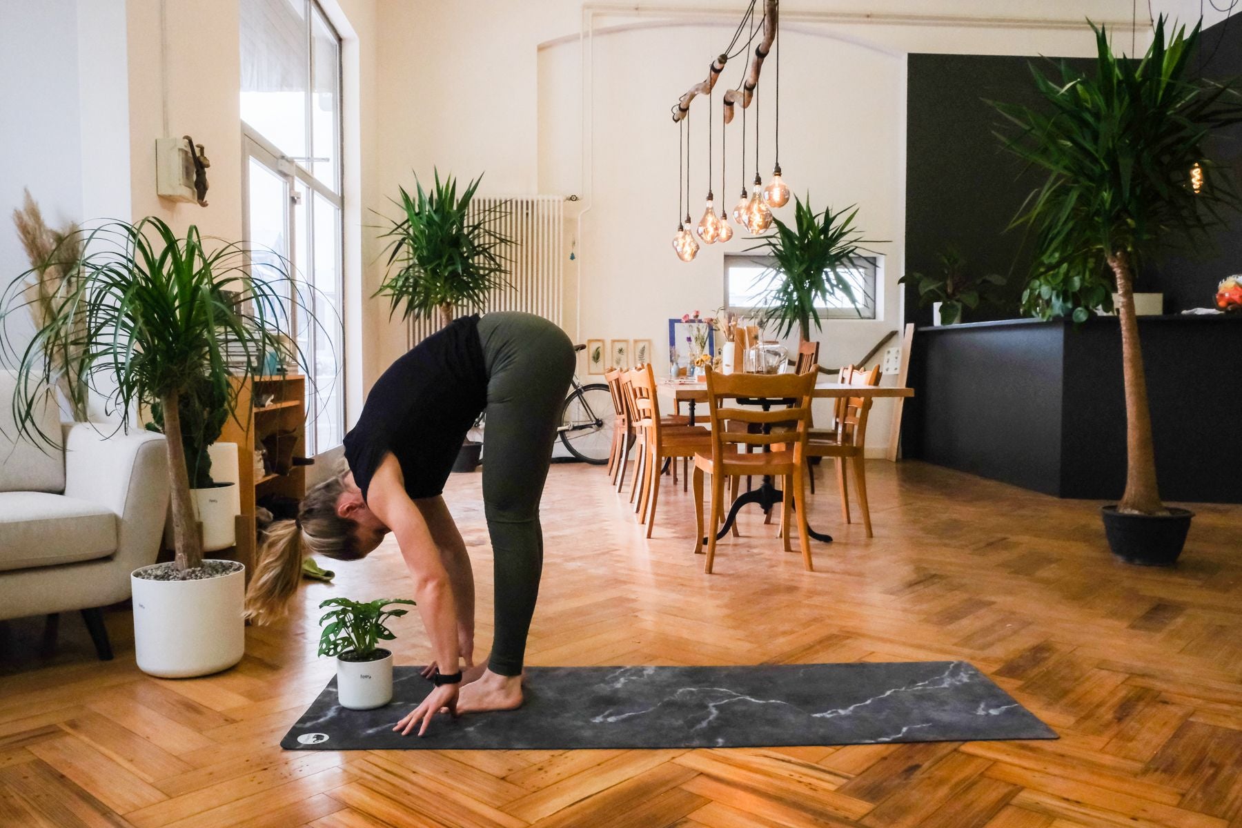 Plant-Yogi Hanna steht wieder im Forward Fold, mit gestreckten Beinen und vornübergebeugtem Oberkörper da