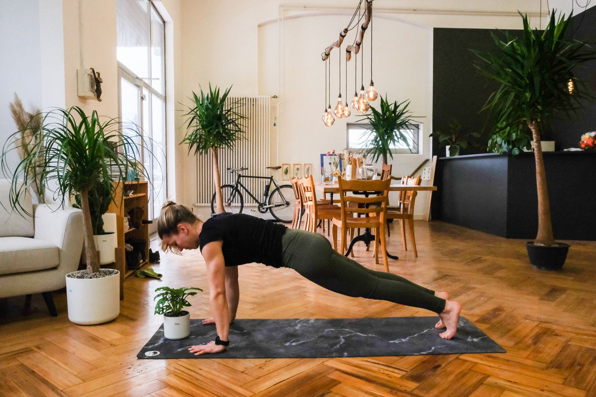 Plant-Yogi Hanna in der Stütze oder Plank, dem Beginn einer Liegestütze