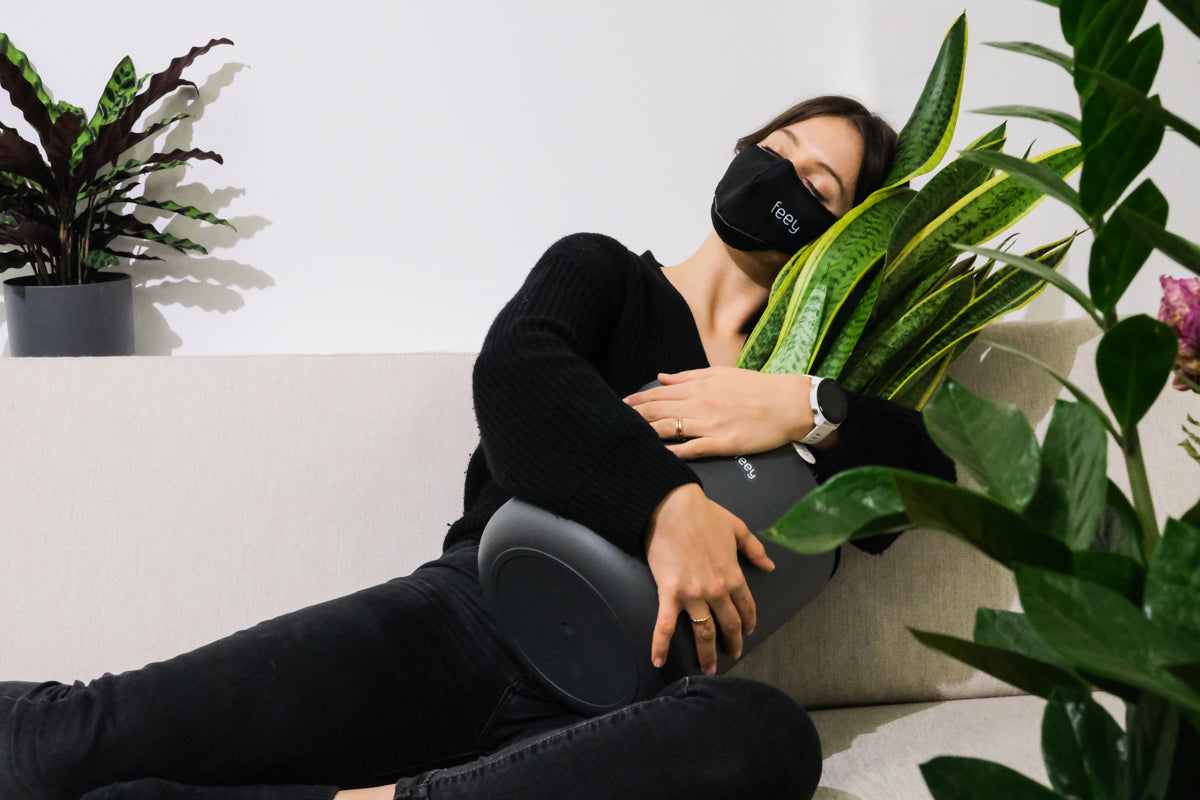 Pflanzenliebe ist Selbstliebe: Eine Frau liegt auf dem Sofa und umarmt eine grosse Sansevieria
