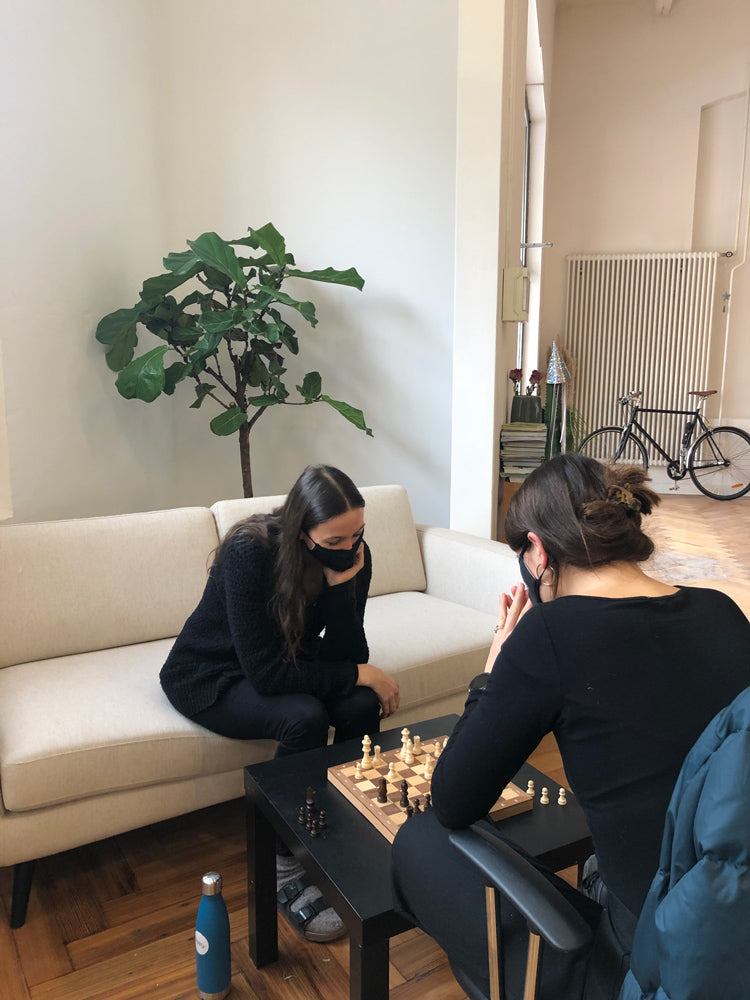 Ari und Milena spielen Schach
