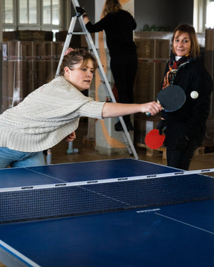 Miri holt für einen Schlag am Pingpongtisch aus.