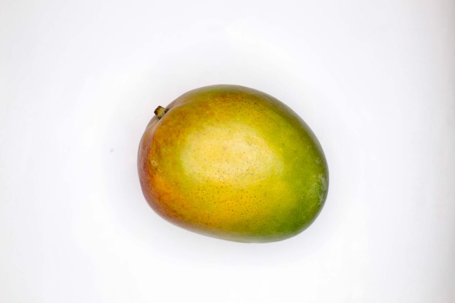 Reife Mango auf weisser Unterlage