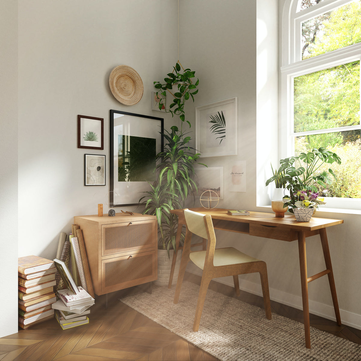 Lichtdurchflutetes Büro mit Holztisch, Holzstuhl und Holzmöbel, darüber und daneben verschiedene Pflanzen
