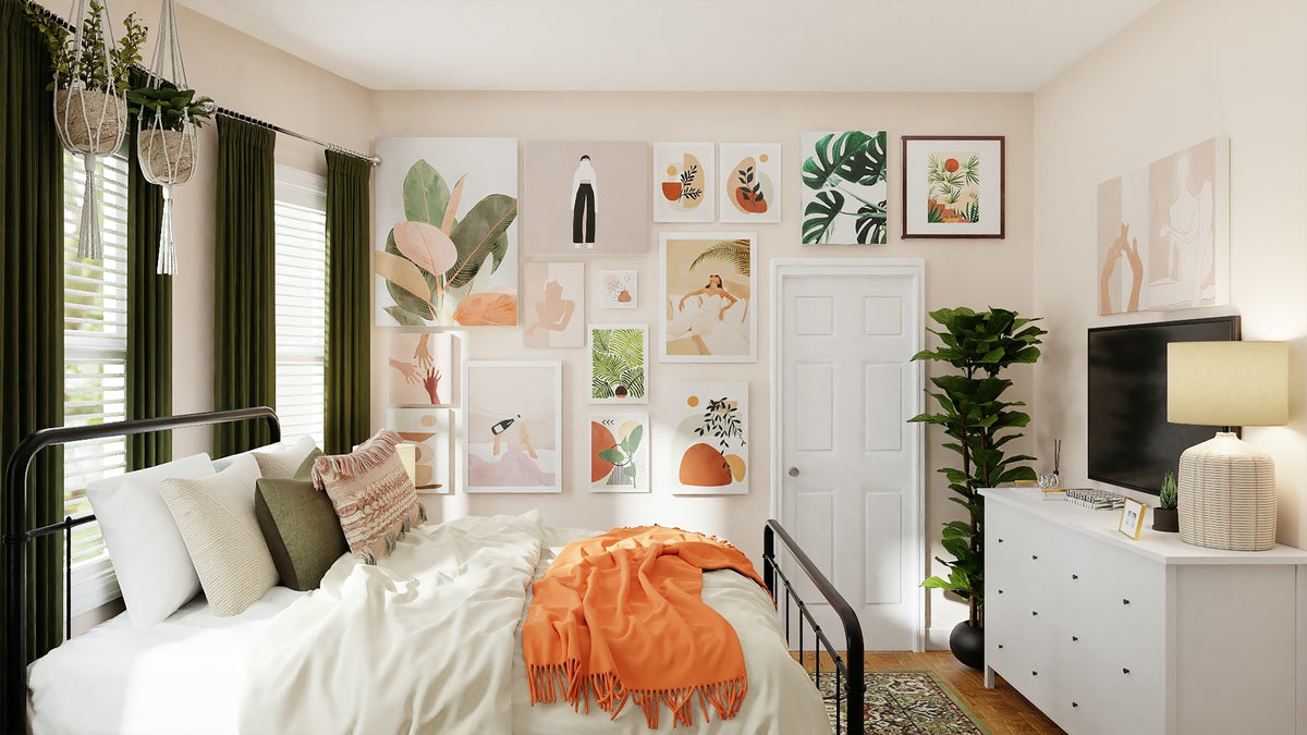 In einem Schlafzimmer hat es eine Wand voll mit eingerahmten Bildern von Pflanzen und Personen. Das Bett im Vordergrund ist schwarz mit weisser Decke und farbigen Kissen. In der Ecke steht eine grosse Geigenfeige.
