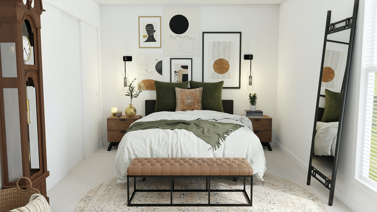 Ein Bett in einem Schlafzimmer mit zwei Nachttischen auf beiden Seiten und einer Sitzbank am Fussende. An der Wand hängen abstrakte Bilder.