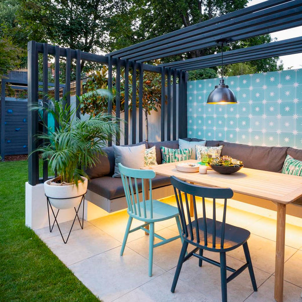 An outside dining area with a pendant light