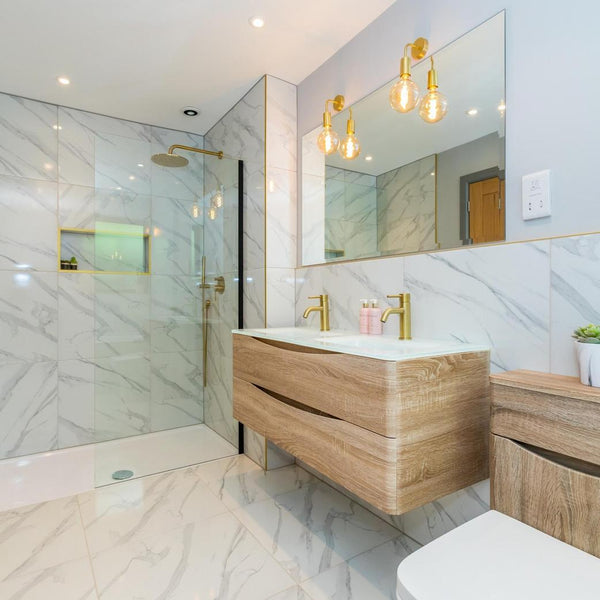 A bathroom decorated with marble-look tiles 