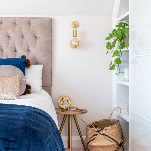 A bedroom decorated with blue and pink