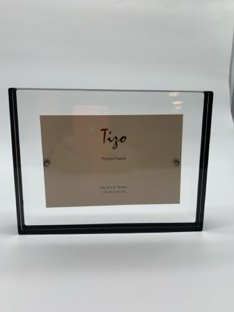4x6 LUCITE FRAME WITH BLACK BORDER