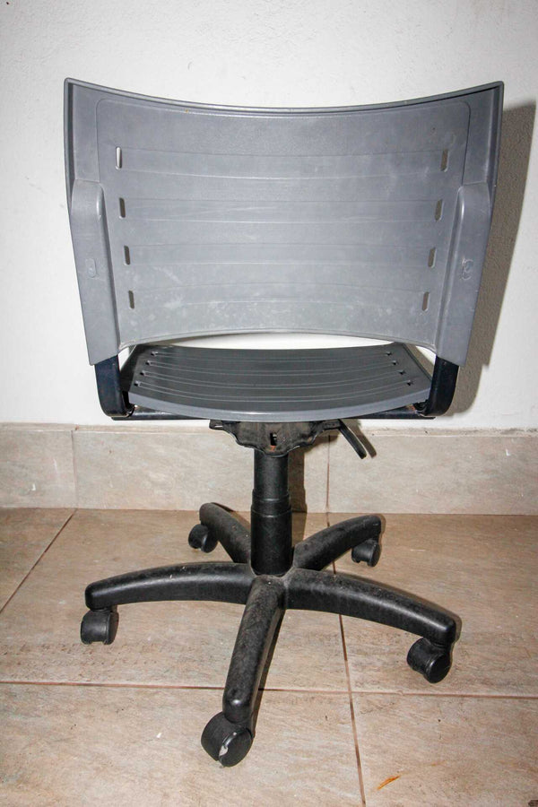 Cadeira de Escritório c/ Rodas s/ Braços Plástico Cinza 80 cm x 46.5 cm x 42 cm