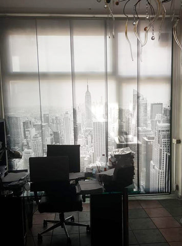 Set di Tende a Pannello in tessuto Screen completano alla perfezione l'ufficio della cliente Set di 4 Tende a Pannello New York in Bianco e Nero