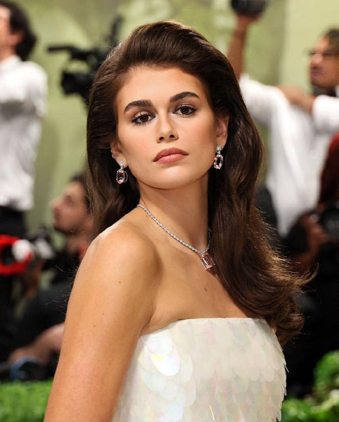 Voluminous, Side-parted Old Hollywood Hairstyle (Kaia Gerber)