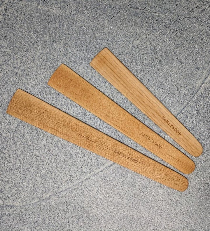 https://cdn.shopify.com/s/files/1/0250/3929/files/Flat-Saute-Set-of-Wooden-Utensils.jpg?v=1617290030