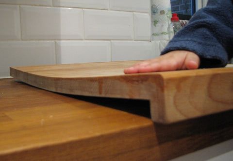 CORNER CUTTING BOARDthis is such a great idea! You can put the