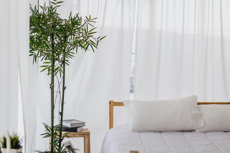 There are many benefits to bamboo bed sheets for people who have trouble sleeping. 