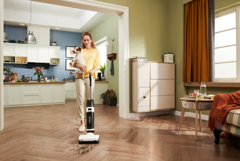 Lady nettoie facilement le sol avec le Dyad Pro-aspirateur-laveur de Roborock