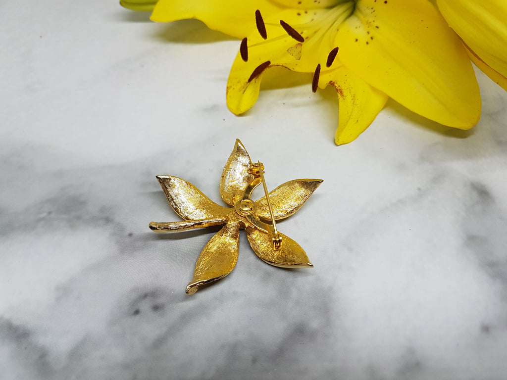 Gold-tone Elegant Flower-shaped Brooch | Occasion Wear Vintage Jewelry ...