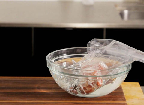 How to quickly thaw salmon with bowl and water