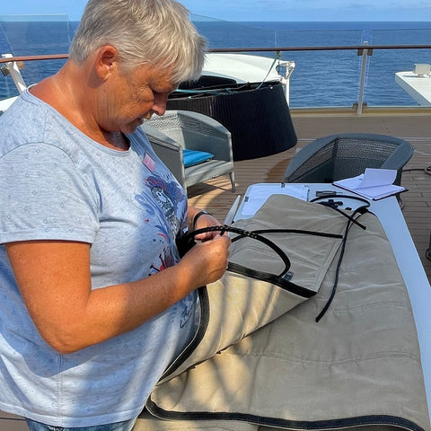 CrazyChair Oyster Hängematte wird mit neuen Seilen und Kauschen geknüpft